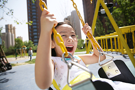 小女孩荡秋千图片