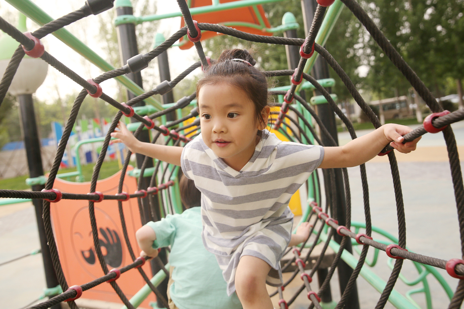 快乐儿童在户外玩耍照片 快乐儿童在户外玩耍照片