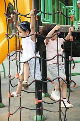 快乐儿童在户外玩耍照片