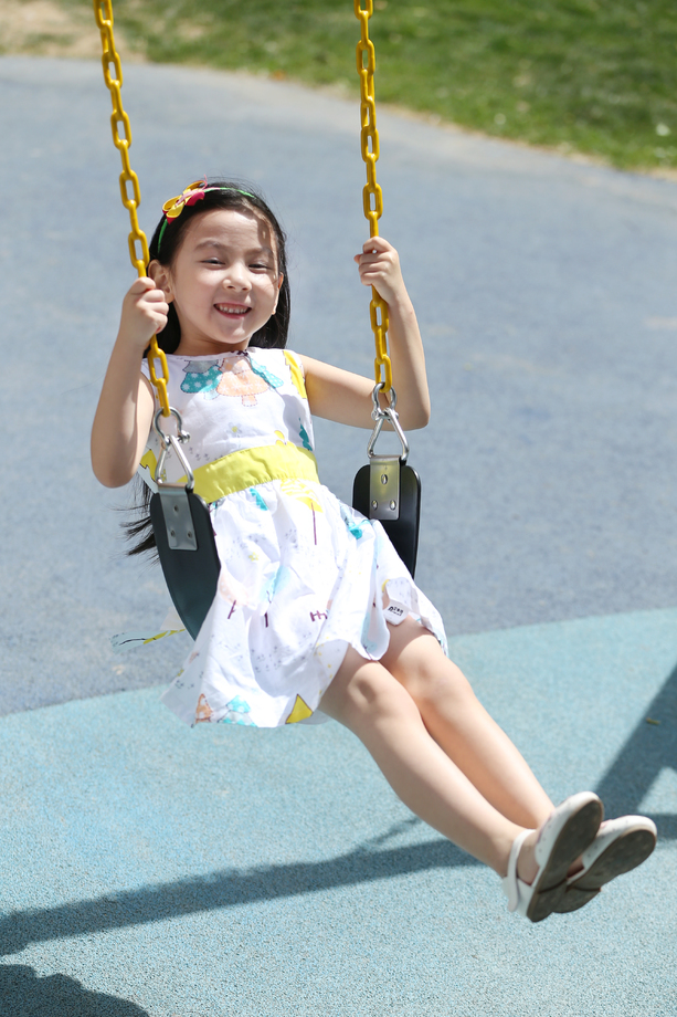 小女孩荡秋千图片 小女孩荡秋千图片