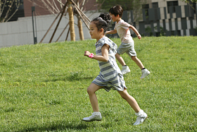 儿童在草地上玩耍照片