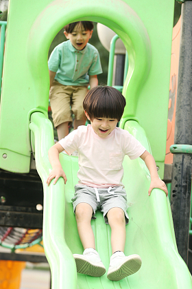 快乐儿童在户外玩滑梯图片