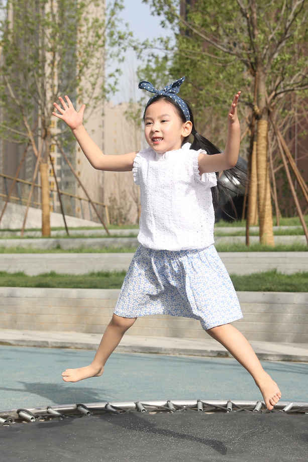 小女孩玩蹦床图片