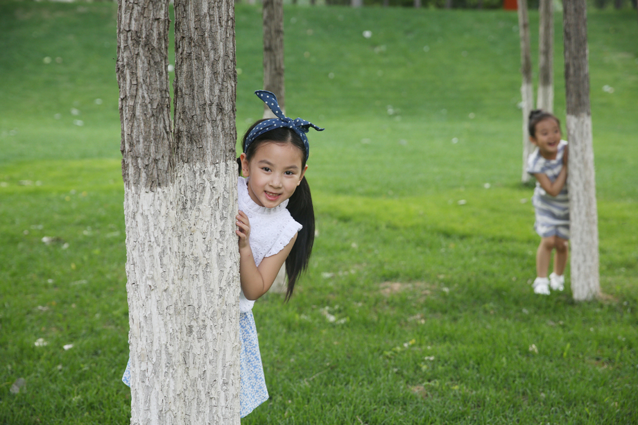 儿童在草地上玩耍