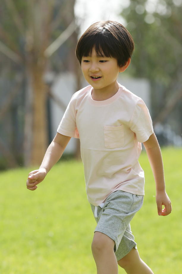 小男孩在草地上玩耍图片