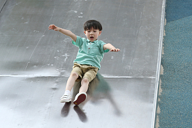 小男孩在户外玩耍