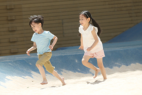 儿童在沙子里玩耍