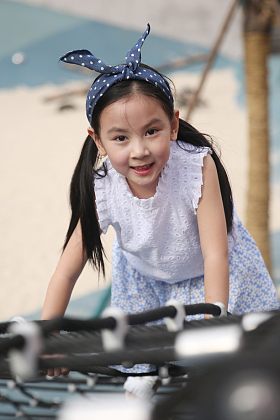 快乐儿童在户外玩耍图片