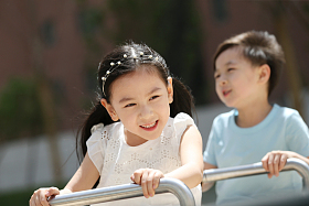 快乐儿童玩跷跷板