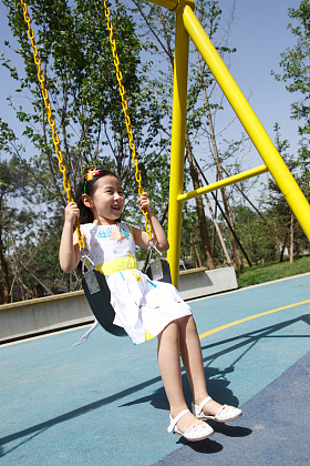 小女孩荡秋千图片