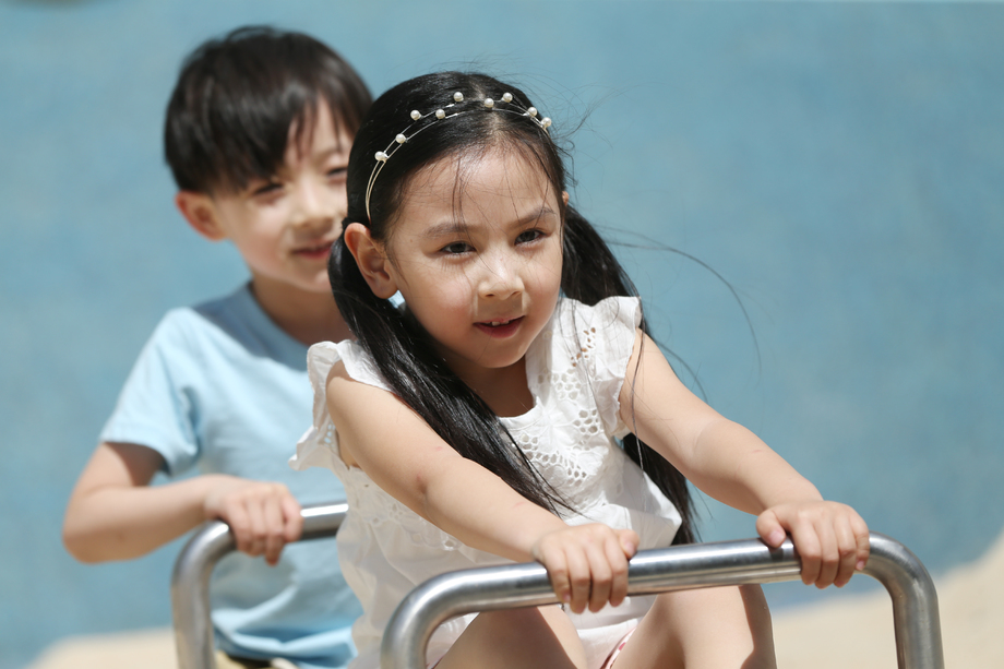 快乐儿童玩跷跷板 快乐儿童玩跷跷板