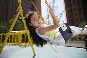 小女孩荡秋千图片