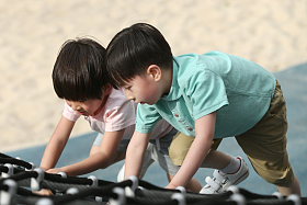 快乐儿童在户外玩耍图片