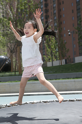 小女孩玩蹦床图片