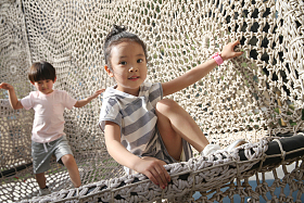 快乐儿童在户外玩耍照片