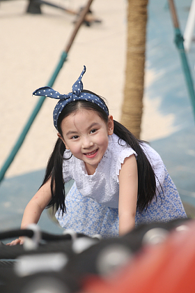 快乐儿童在户外玩耍