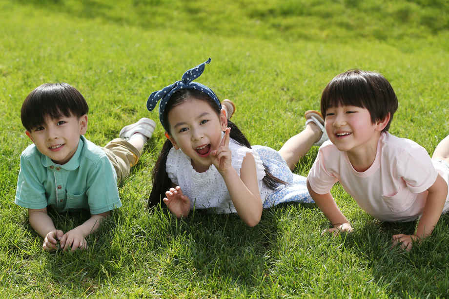 快乐的孩子们在草地上玩耍