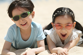 儿童在户外玩沙子照片