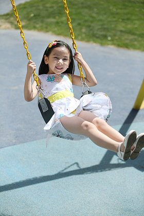 小女孩荡秋千图片