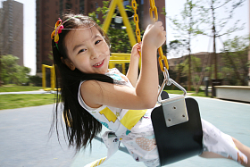 小女孩荡秋千图片