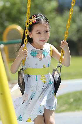 小女孩荡秋千图片