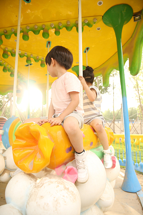 儿童在外面玩耍照片