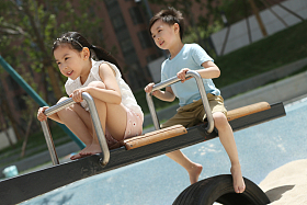 快乐儿童玩跷跷板