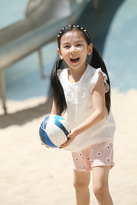 女孩在户外踢球