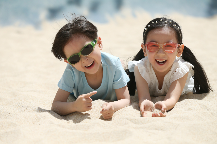 儿童在户外玩耍照片 儿童在户外玩耍照片