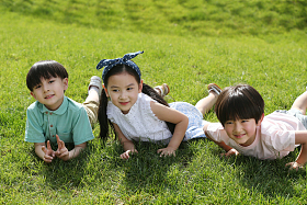 儿童在草地上玩耍图片