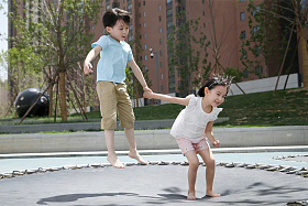 儿童在户外玩耍照片