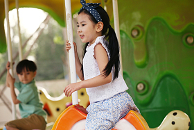 快乐儿童坐旋转木马