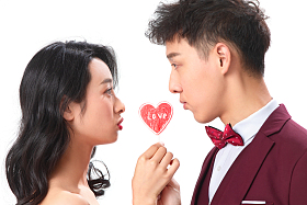 浪漫情侣拿着心形棒棒糖图片