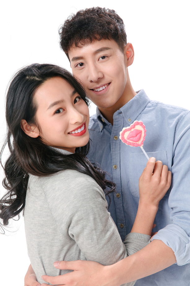 浪漫情侣拿着棒棒糖照片 浪漫情侣拿着棒棒糖照片