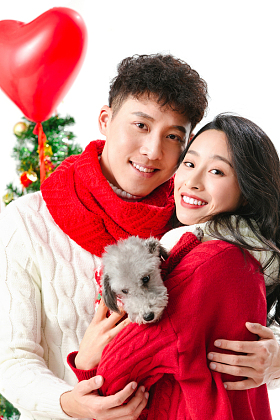 快乐的青年情侣过圣诞图片