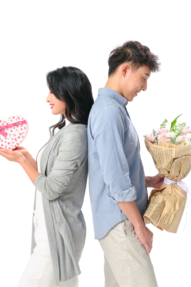 青年男人送女朋友礼物 青年男人送女朋友礼物