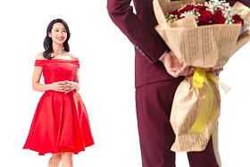 青年男人给女朋友送玫瑰花图片