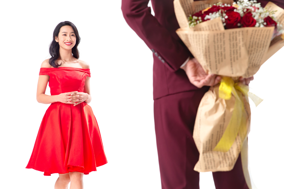 青年男人给女朋友送玫瑰花图片 青年男人给女朋友送玫瑰花图片