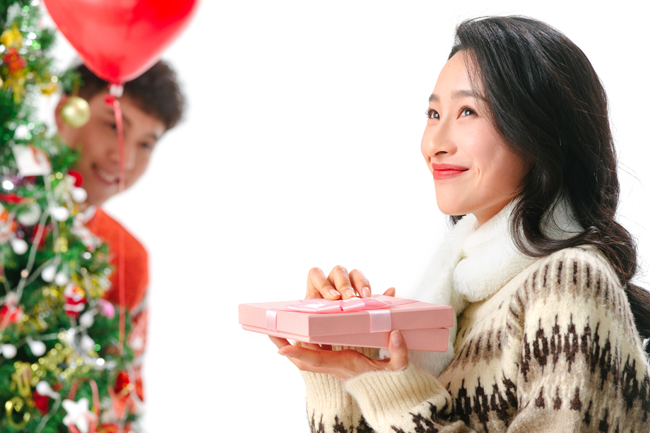 青年男人送女朋友圣诞礼物