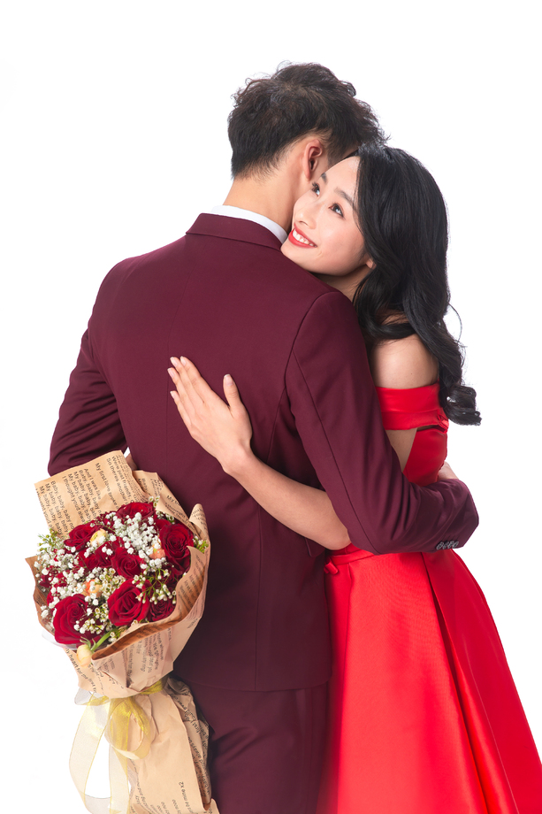 青年男人给女朋友送玫瑰花图片