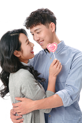 浪漫情侣拿着棒棒糖图片