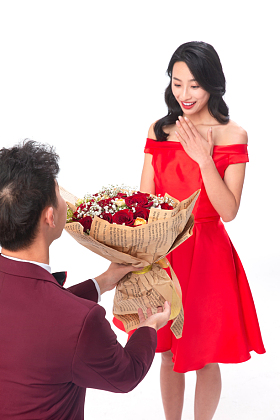 青年男人给女朋友送玫瑰花照片