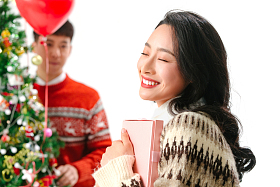 青年男人送女朋友圣诞礼物图片