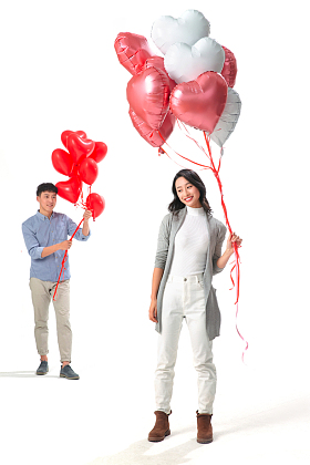浪漫情侣拿着心形气球