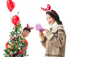 青年男人送女朋友圣诞礼物照片