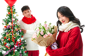 青年男人给女朋友送鲜花图片