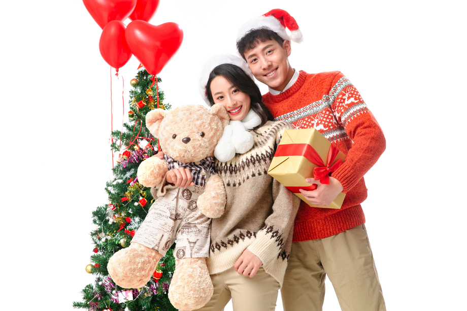 快乐的青年情侣过圣诞节图片 快乐的青年情侣过圣诞节图片