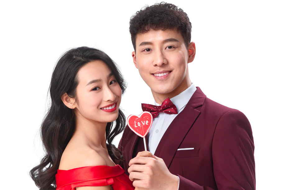 浪漫情侣拿着心形棒棒糖 浪漫情侣拿着心形棒棒糖