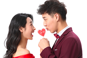 浪漫情侣拿着心形棒棒糖图片