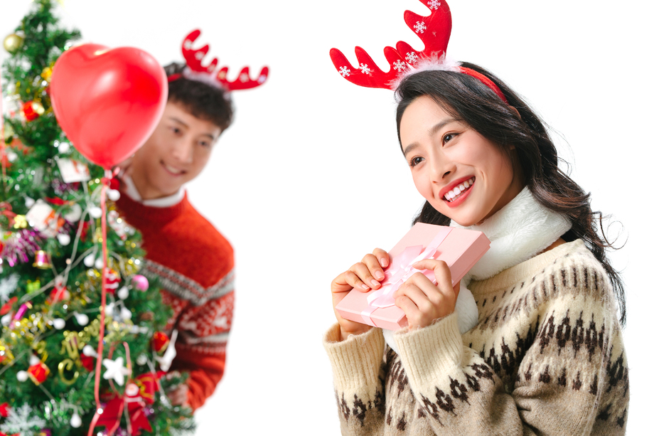 青年男人送女朋友圣诞礼物图片 青年男人送女朋友圣诞礼物图片